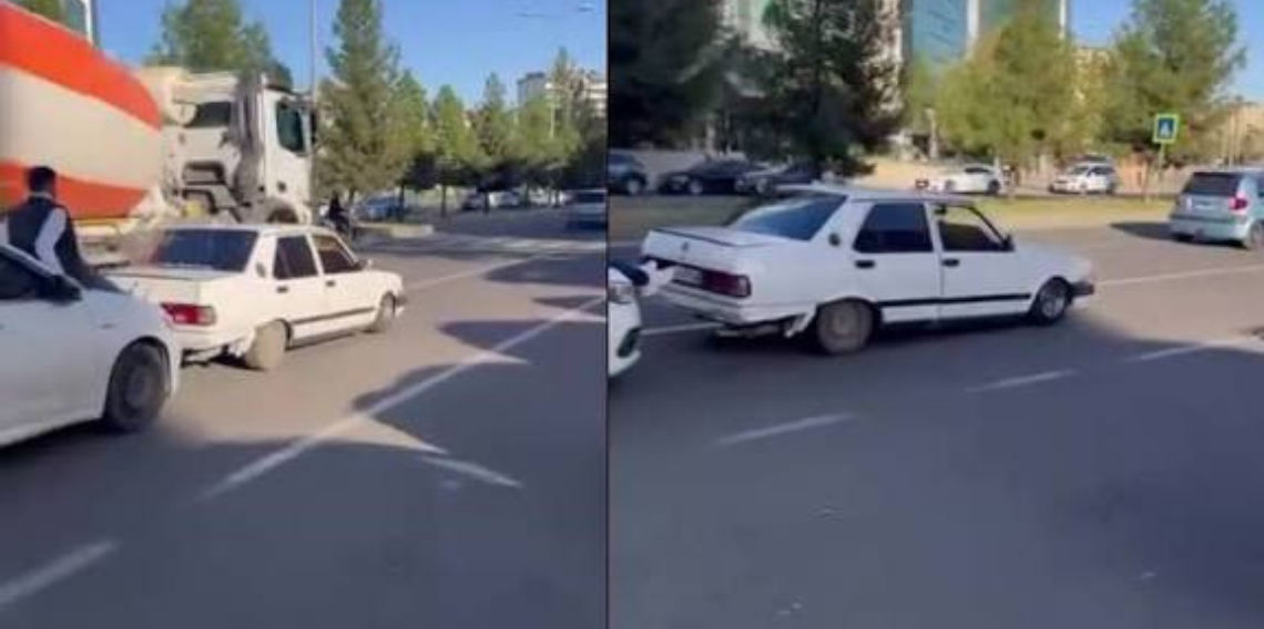 Yolda kalan Fiat Tofaş’ı, başka bir aracın kaputuna çıkıp ayakları ile ittirdiler