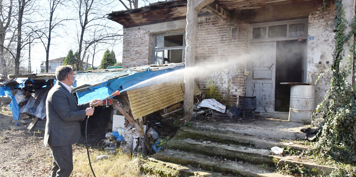  Belediye başkanı kolları sıvayıp, kahverengi kokarca ilaçlamasına katıldı