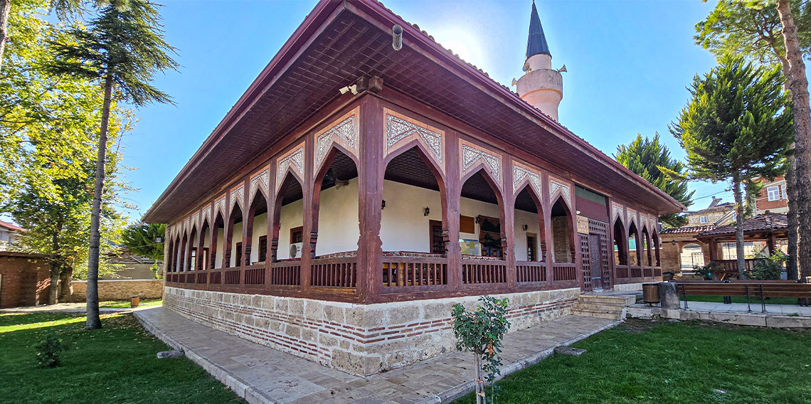 Çivi kullanılmadan inşa edilen 942 yıllık cami tarihe tanıklık ediyor