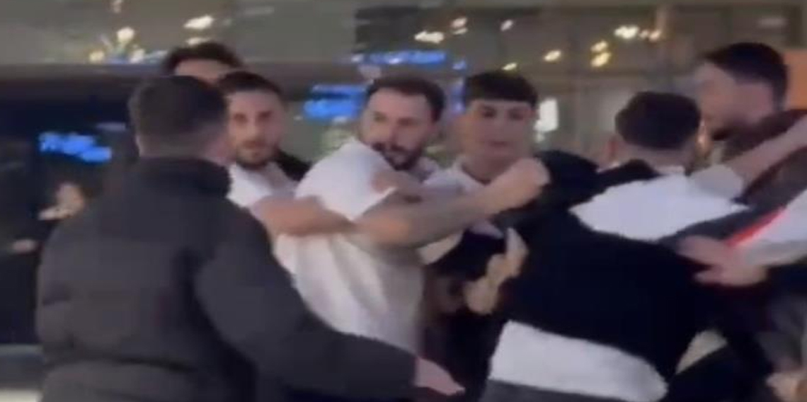 Müşteri ile garson birbirine giirdi