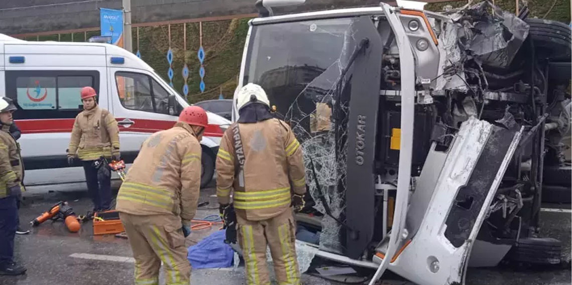 Maltepe'de servis minibüsü devrildi! 1 kişi öldü