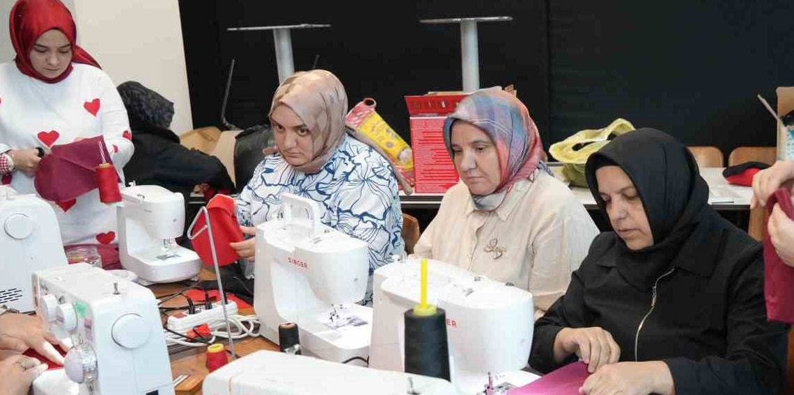 Anneler güçlerini birleştirdi, dikecekleri yastıklarla özel bireyleri mutlu edecekler