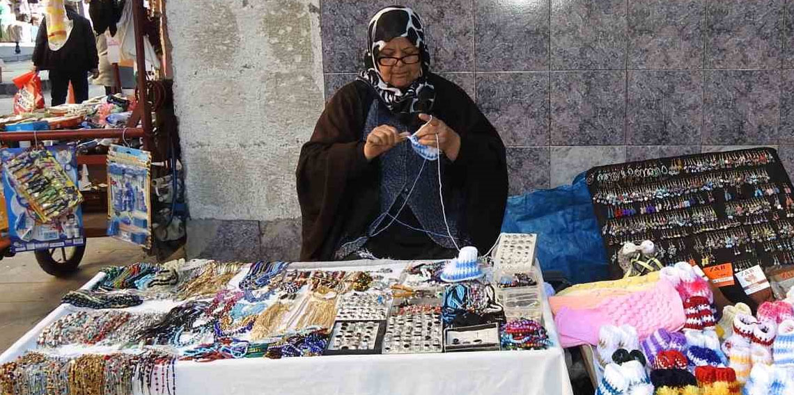 Seyyar tezgahının başında ördüğü ürünleri satarak geçimini sağlıyor