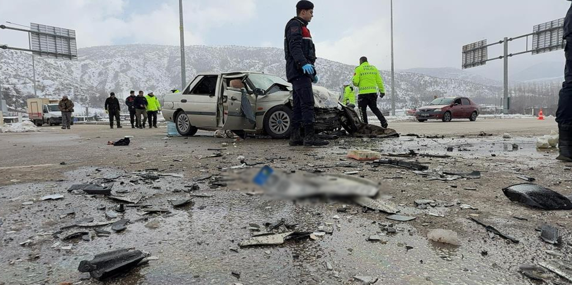 Tokat'ta tıra çarpan otomobildeki sürücü öldü, 2 yolcu yaralandı