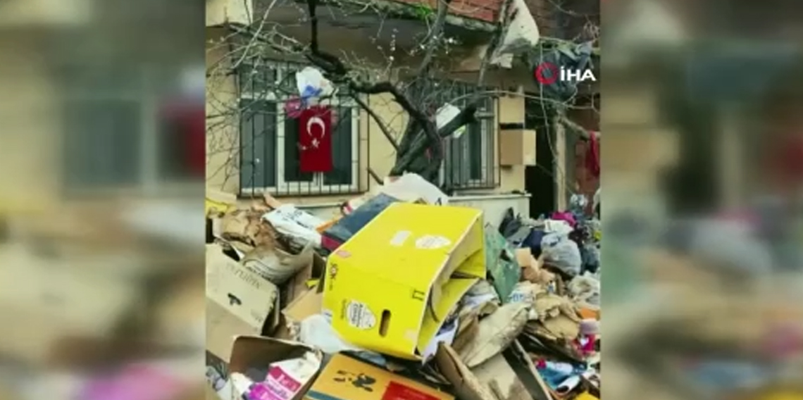 Kötü koku ihbarıyla gidilen evden 30 ton çöp çıktı