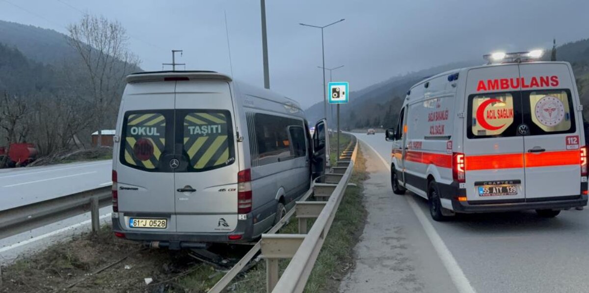 Samsun’da  Direksiyon Hakimiyetini Kaybeden Tur Minibüsü Kaza Yaptı