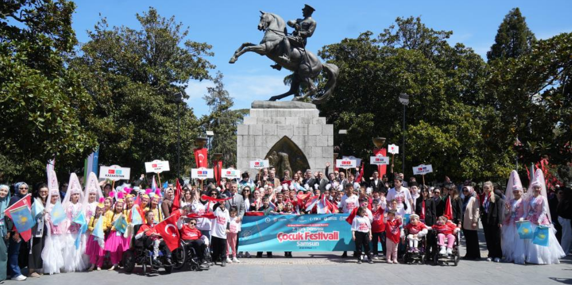 Türk dünyasının çocukları Samsun'u renklendirdi
