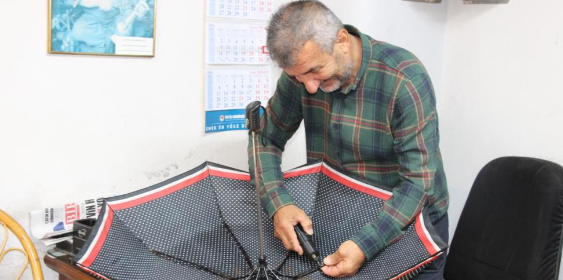 Yağmurun başkentinde 40 yıldır şemsiye tamir ediyor