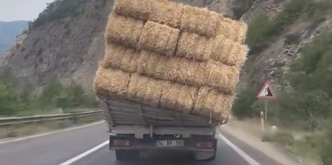Saman yüklü kamyonun tehlikeli yolculuğu kamerada