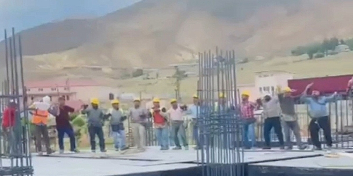 Düğün salonunda çalan müziğe eşlik eden işçilerin görüntüsü gülümsetti