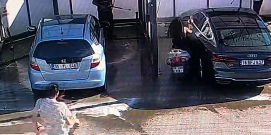 Motosikletli genç kız benzinlikte yıkanan otomobile çarptı