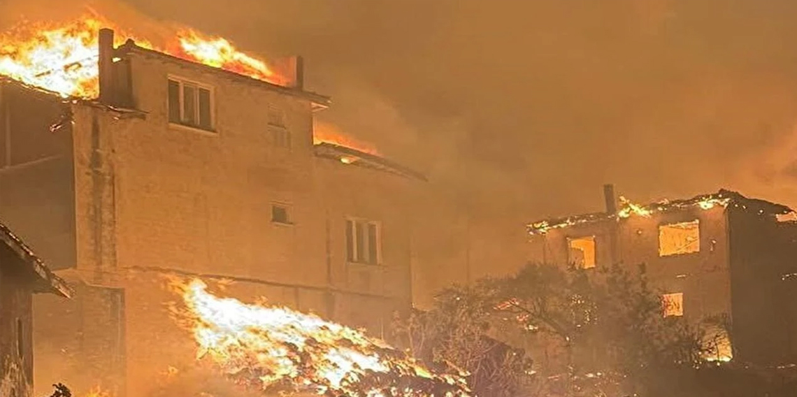 Yangın, tahliye edilen mahalleye sıçradı
