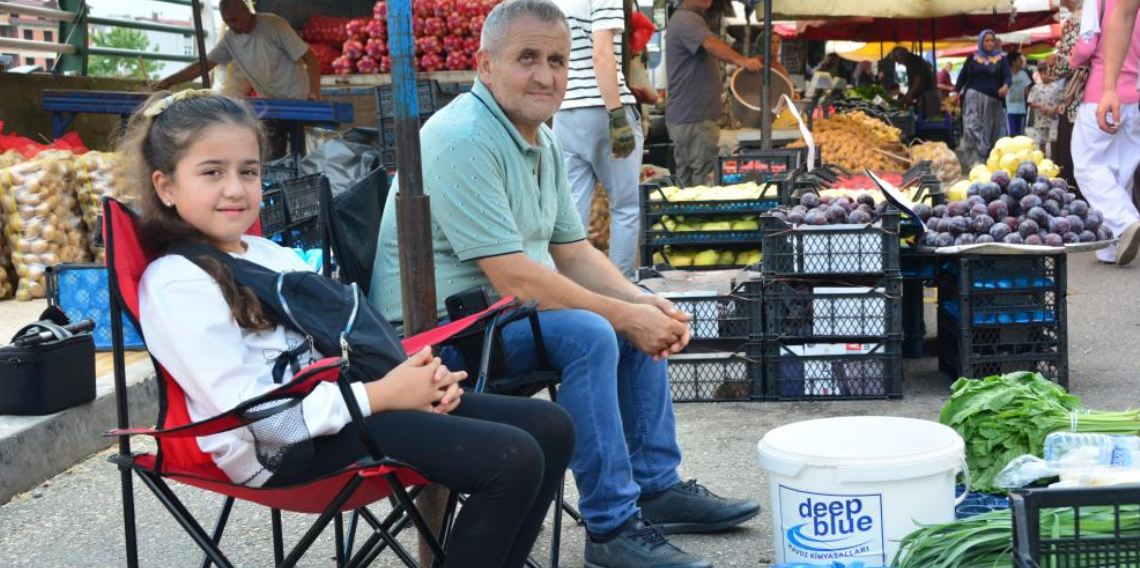 Tezgahların en küçük pazarcısı: 10 yaşındaki Azra, hasta babasının eli ayağı oldu