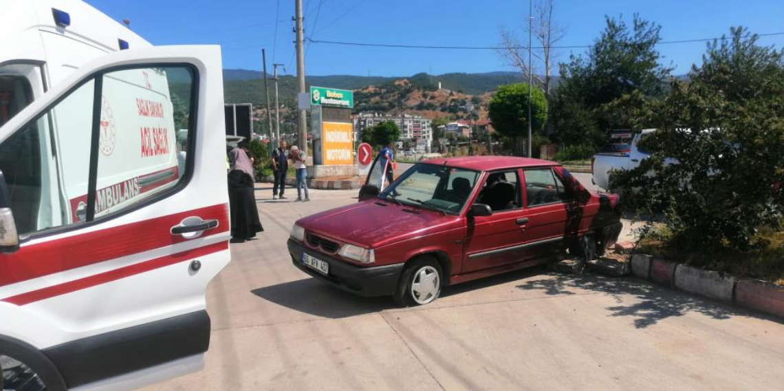 Akaryakıt istasyonu önündeki kaza kamerada