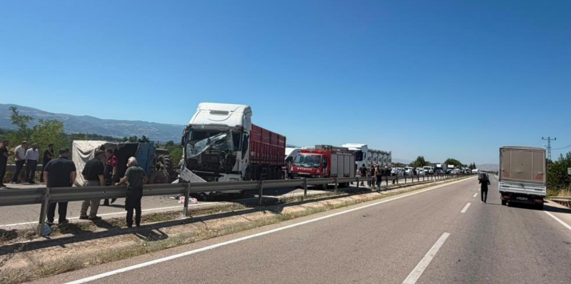Tır ile traktör çarpıştı