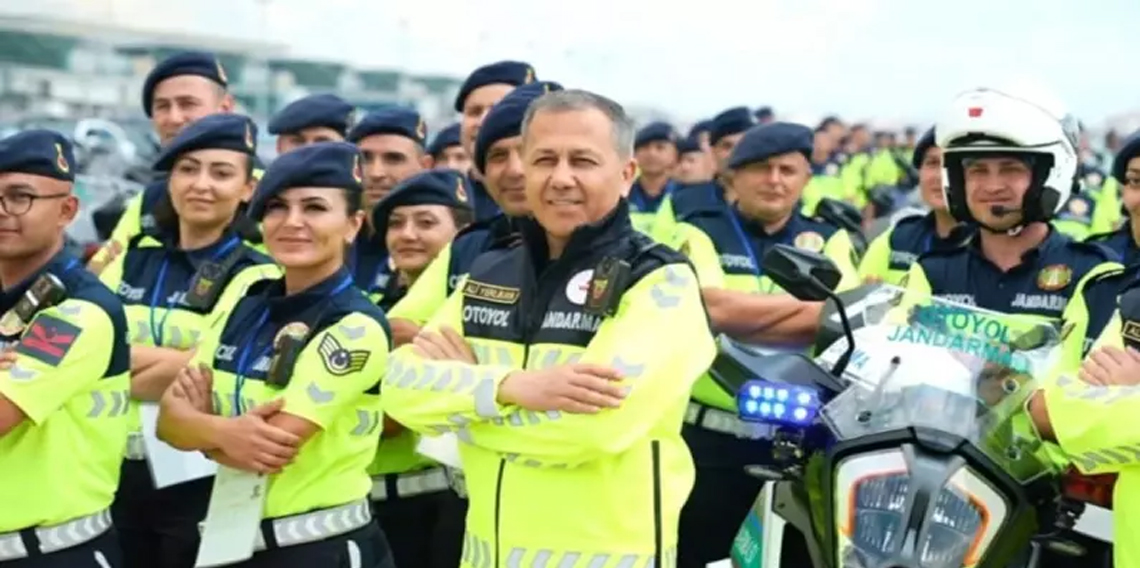 Bakan Yerlikaya, hizmete alınan yeni motosikletlerle deneme turu attı