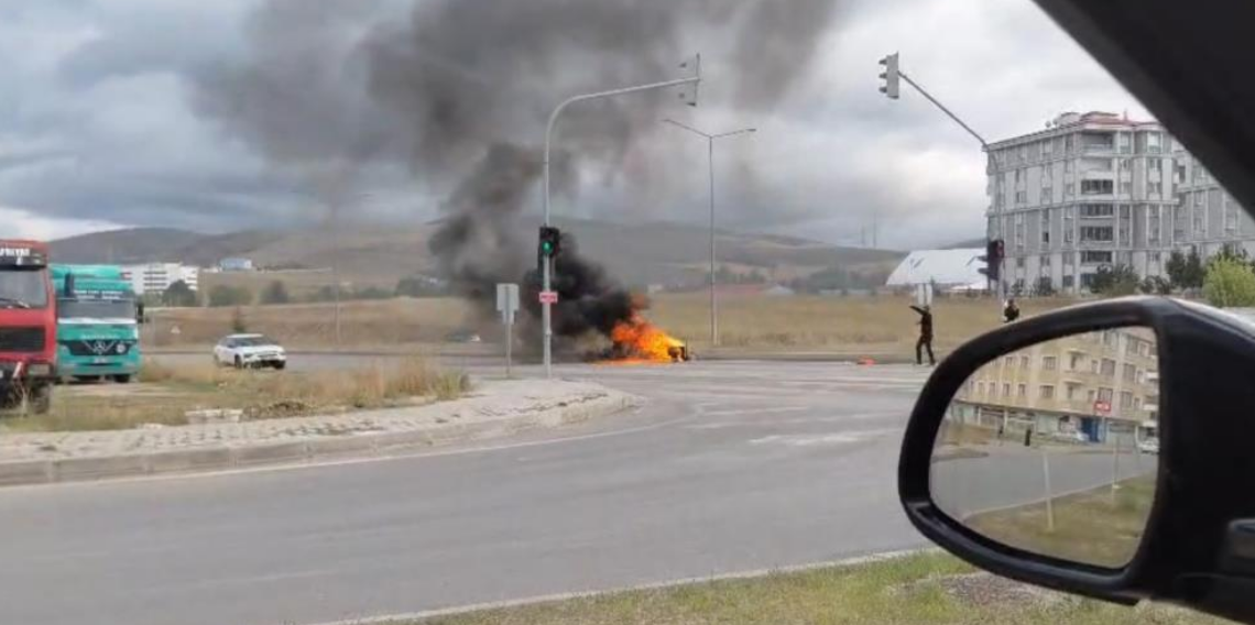 Bayburt’ta Kamyonet Kasasındaki Jeneratör Alev Alev Yandı!