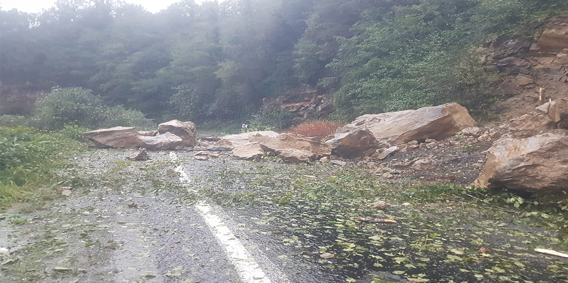 Heyelan vurdu! Yol ulaşıma kapandı