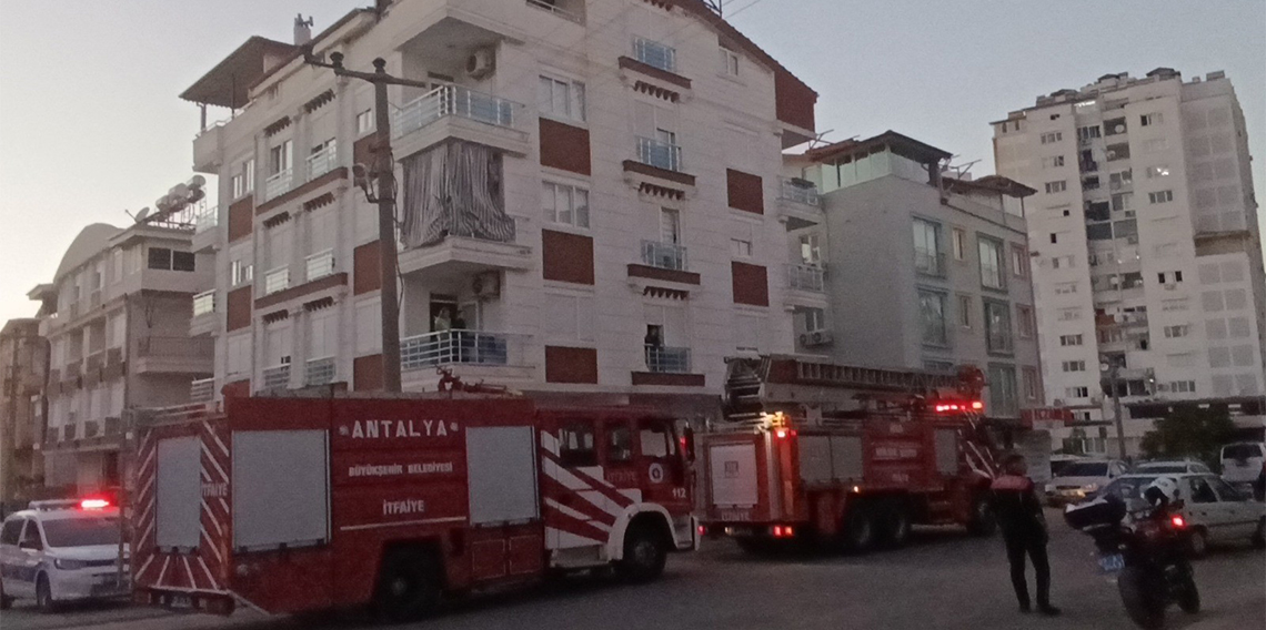 Sigara izmaritinden çıkan yangın ekipleri alarma geçirdi