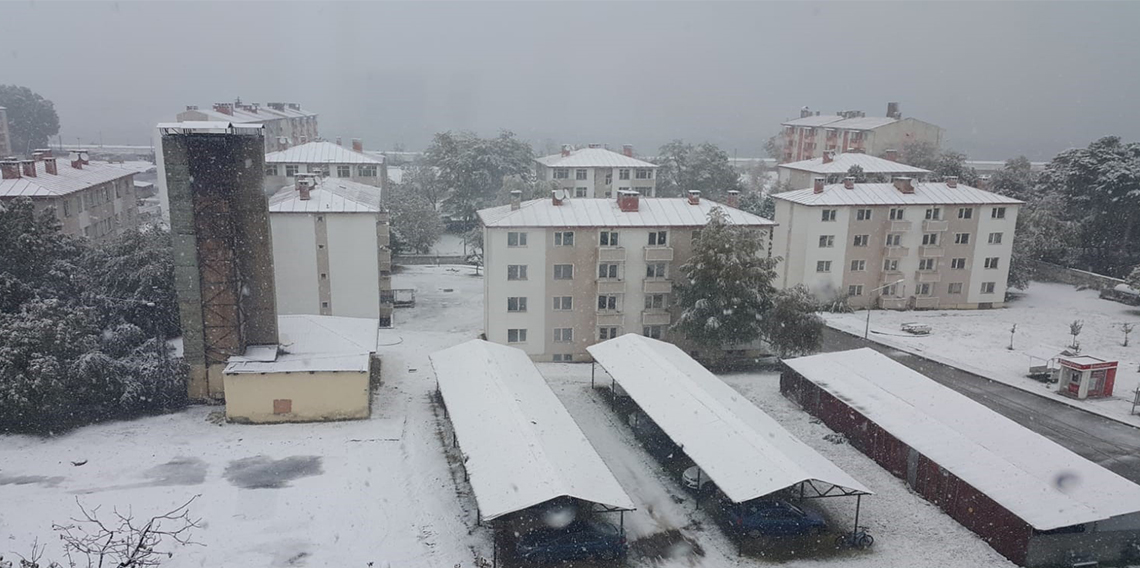 Tatvan'da mevsimin ilk karı yağdı