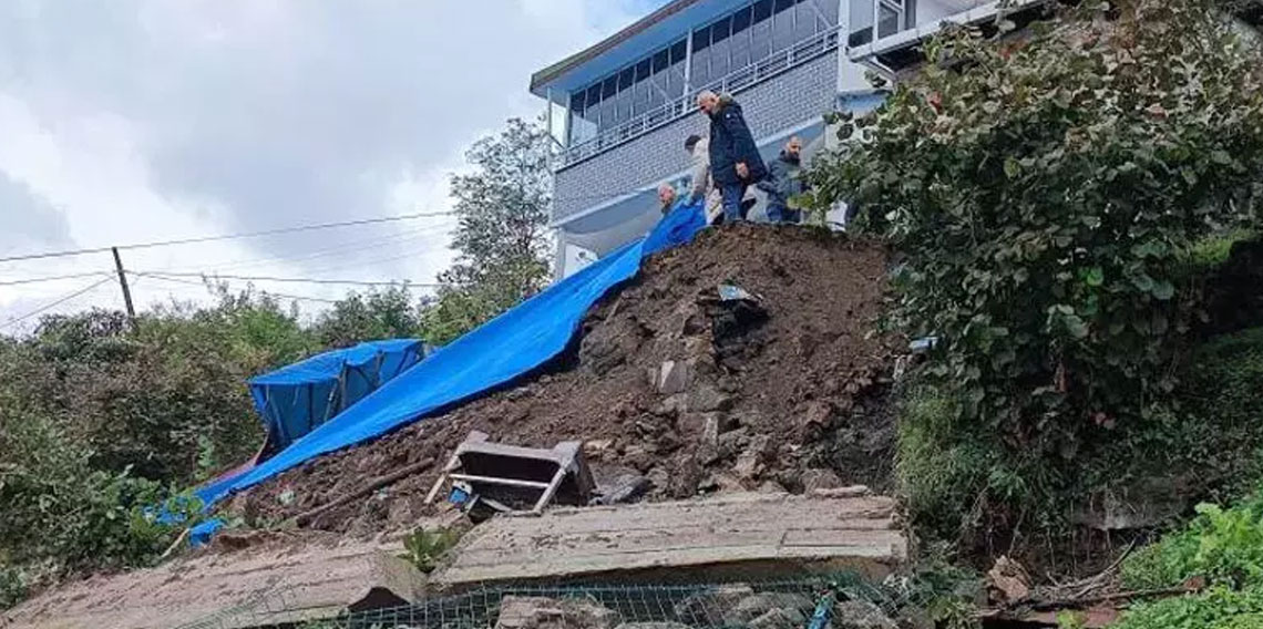 Ordu'da sağanak! İstinat duvarı yıkılan ev boşaltıldı