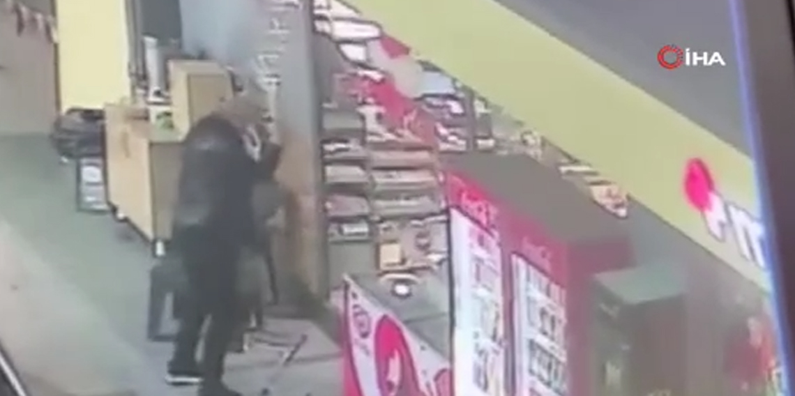 Cam kapıyı fark etmedi, kafasını çarpıp yere savruldu