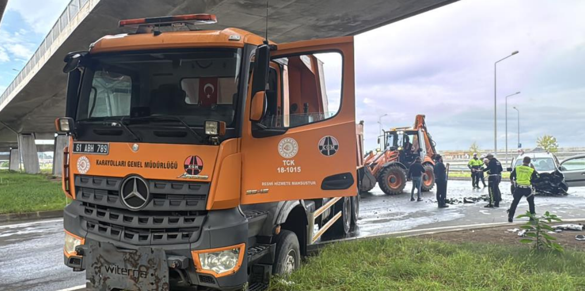 Rize’de Karayolları'na ait kamyonla çarpışan araçtaki baba ve kızı yaralandı