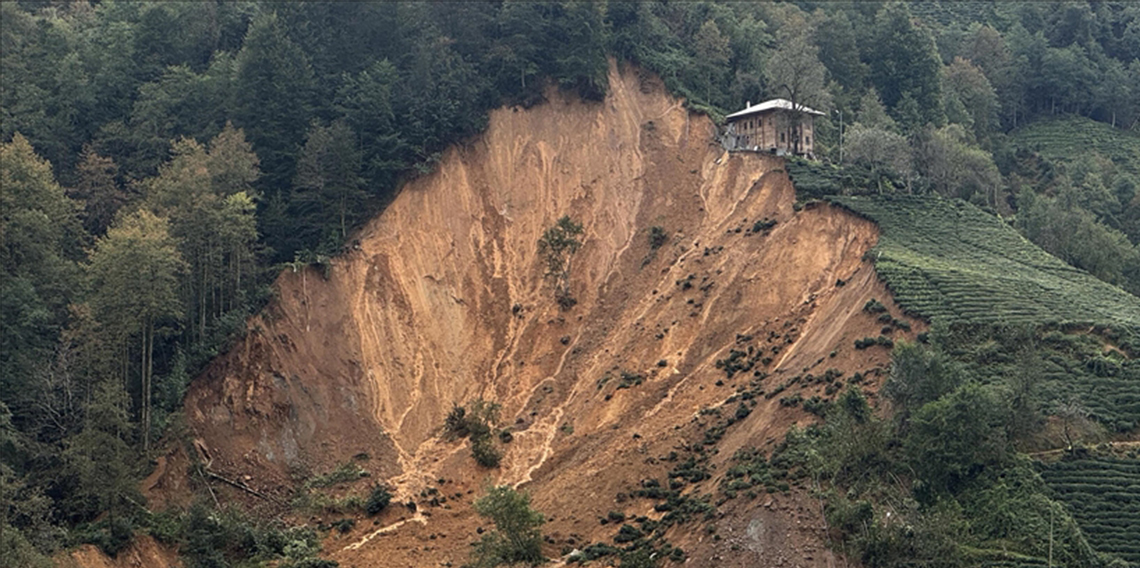 Rize'deki heyelanda kahreden detay