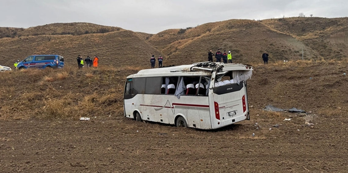 Cenaze yolunda kaza! Çankırı'da devrilen midibüsteki 29 kişi yaralandı