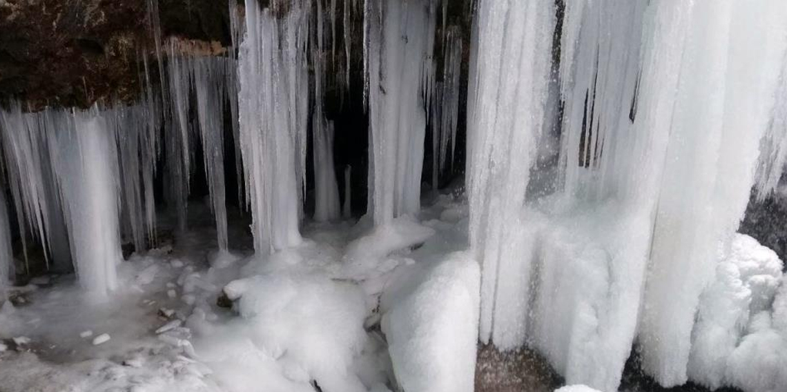 Bayburt’ta Sırakayalar Şelalesi buz tuttu