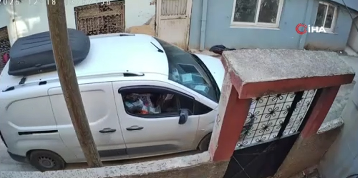 Kargoyu aracından inmeden bahçeye fırlattı