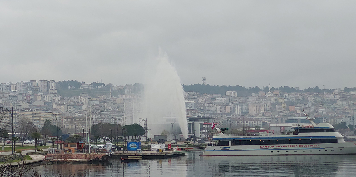 Samsun'da su borusu patladı, sular 60 metre gökyüzüne fışkırdı