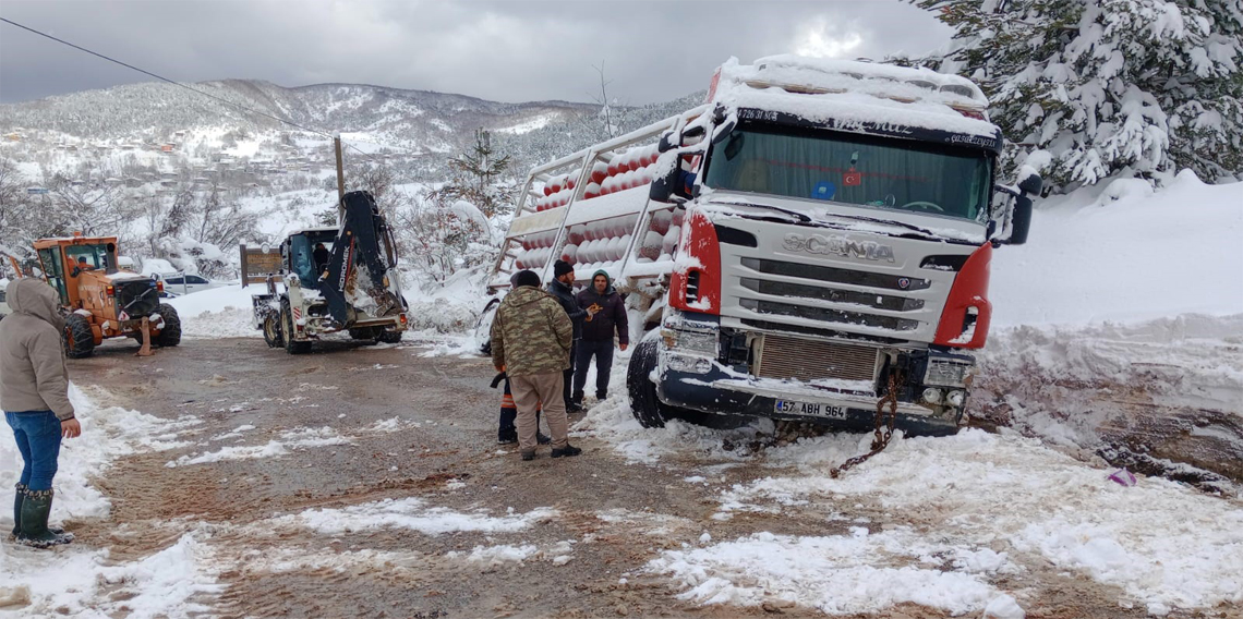 Doğalgaz tüpleri taşıyan tır şarampole yan yattı