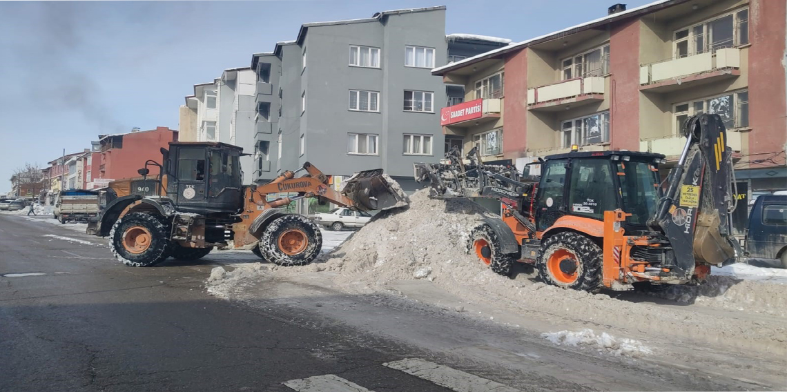 Ekipler tonlarca karı ilçe dışına taşıyor