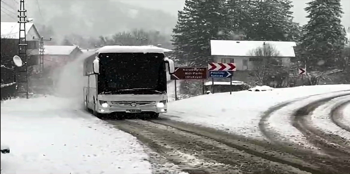 Kar ve tipi nedeniyle yolda mahsur kalan 45 kişinin yardımına karla mücadele ekipleri yetişti