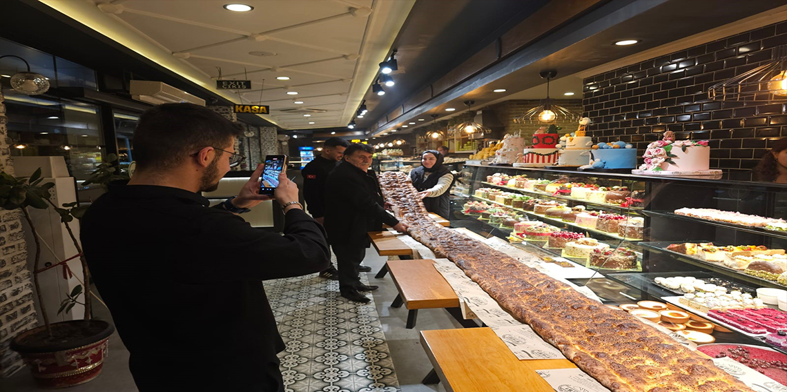 4 metre 2 santim uzunluğundaki pide görenleri şaşırttı