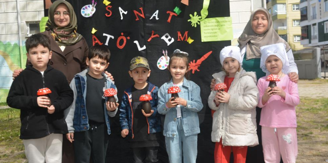 Ordu'da minik eller boyama ve ebru sanatıyla buluştu