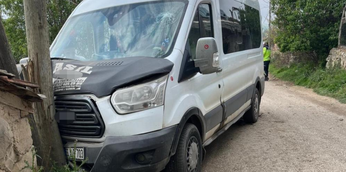 Samsun’da öğrenci servisi direğe çarptı: 12 yaralı
