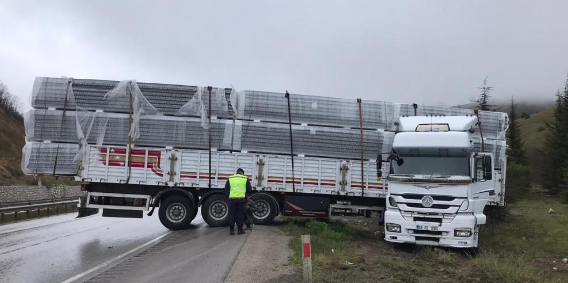 Samsun’da yağış kazayı getirdi: Kontrolden çıkan tır yoldan çıktı
