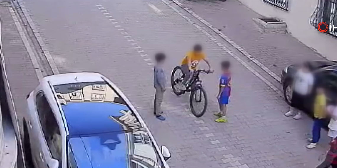 Çaldığı bisikleti arkadaşlarına göstermeye geldi, araba çarptı