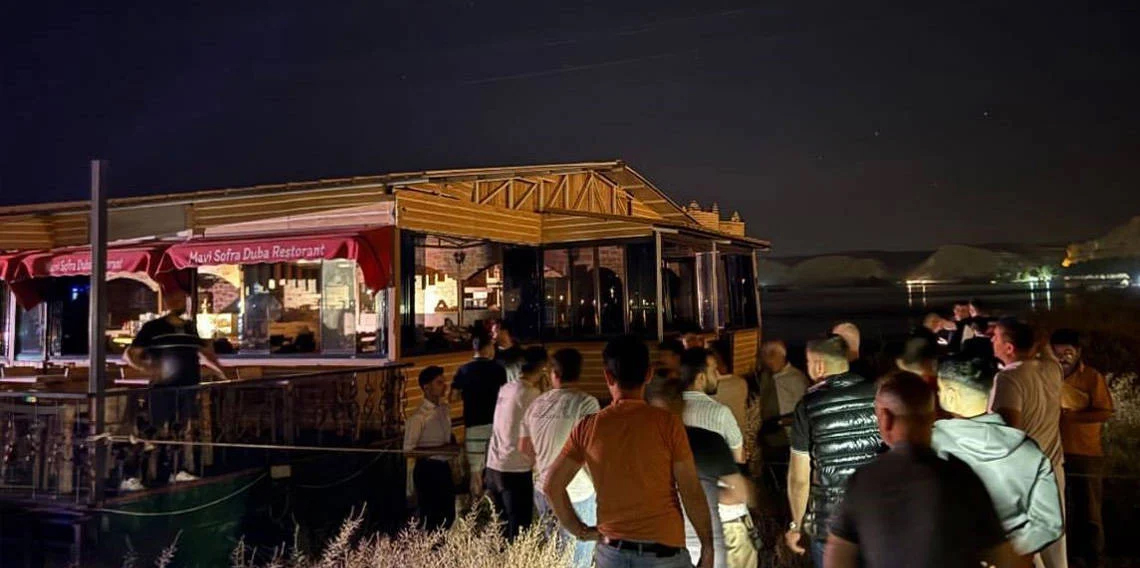 Halatları kopan duba restoran müşterilerle birlikte Fırat Nehri’nde sürüklendi