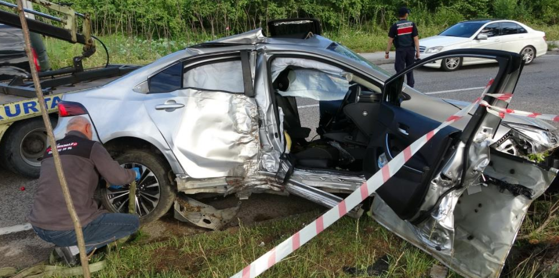 Ordu'da otomobil, ağaç ve aydınlatma direğini devirdi: