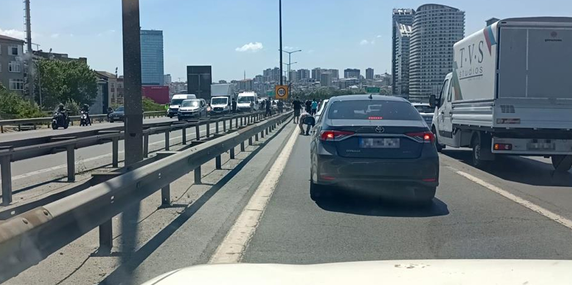 TEM'de para götüren motokurye düştü, yola saçılanları vatandaşlar topladı