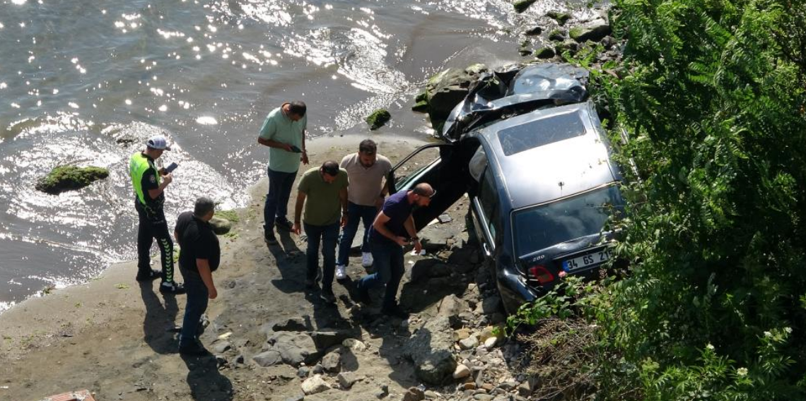 Ordu'da otomobil 30 metreden deniz kıyısına uçtu: 