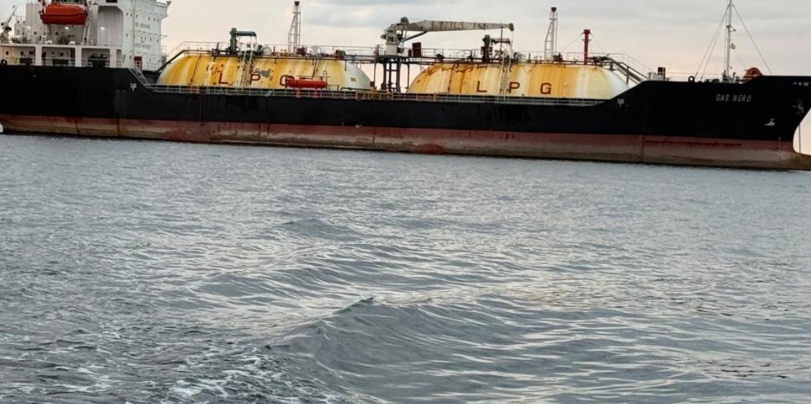 Karadeniz'de Dron Saldırısına Uğrayan LPG Tankeri Sürmene Açıklarında Tamir Sırası Bekliyor