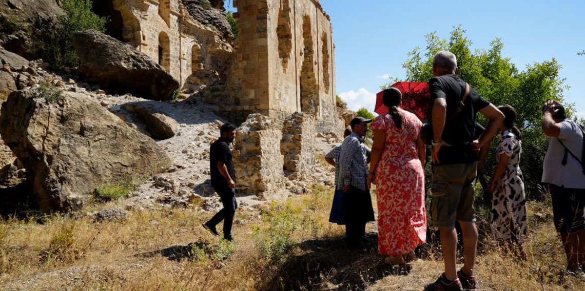 Yunan keşişlerden Gümüşhane'deki Hutura Kilisesi'ne ziyaret