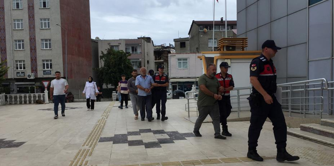 Tartıştıkları trafik polisinin başına sandalye vurup yaralamışlardı