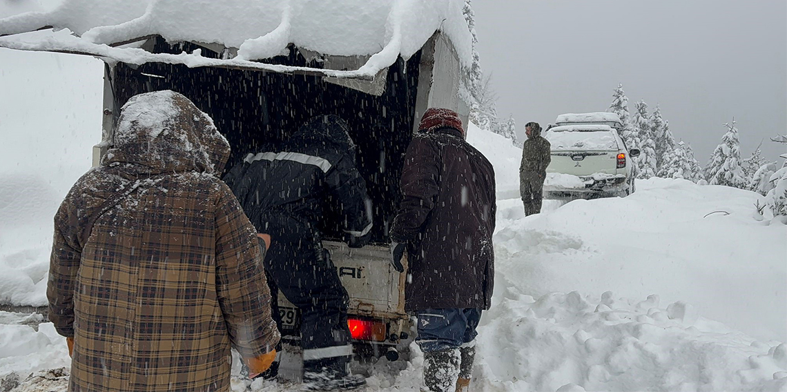 Kar yüzünden yaylalarda mahsur kalan yaylacılar, hayvanlarıyla birlikte kurtarıldı.