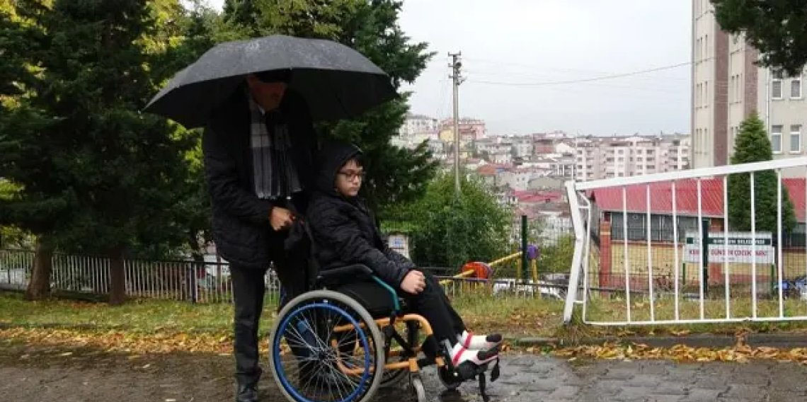 Giresun’da engelli torununa her gün ayak oluyor