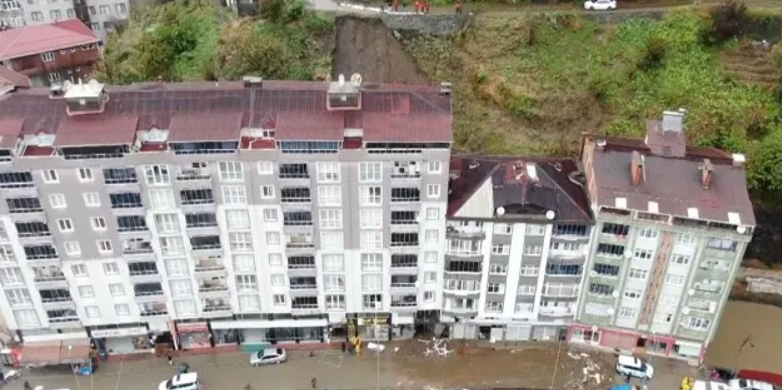 Rize’de heyelan sonrası 6 apartman için karar verildi